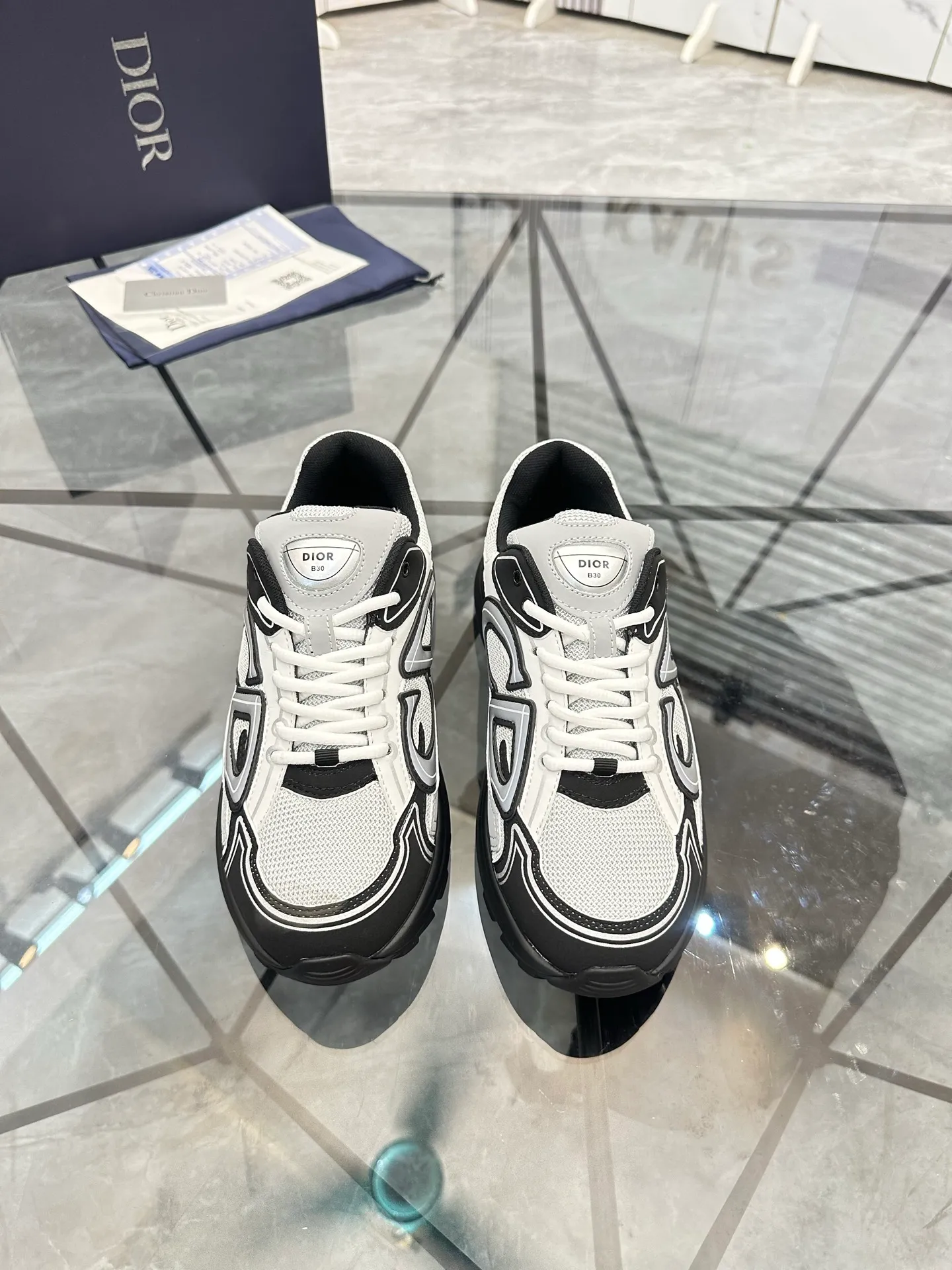 Men's shoes: 💰P400¥ Available in Guangzhou Product trademark: Dior* "Dior*" low-top casual shoes Regular size: 35-46 (can be customized to 47) Couple style Product materials: Upper imported cowhide stitched with original fabric, breathable lining, ultra-light foam original outsole. No.: 007